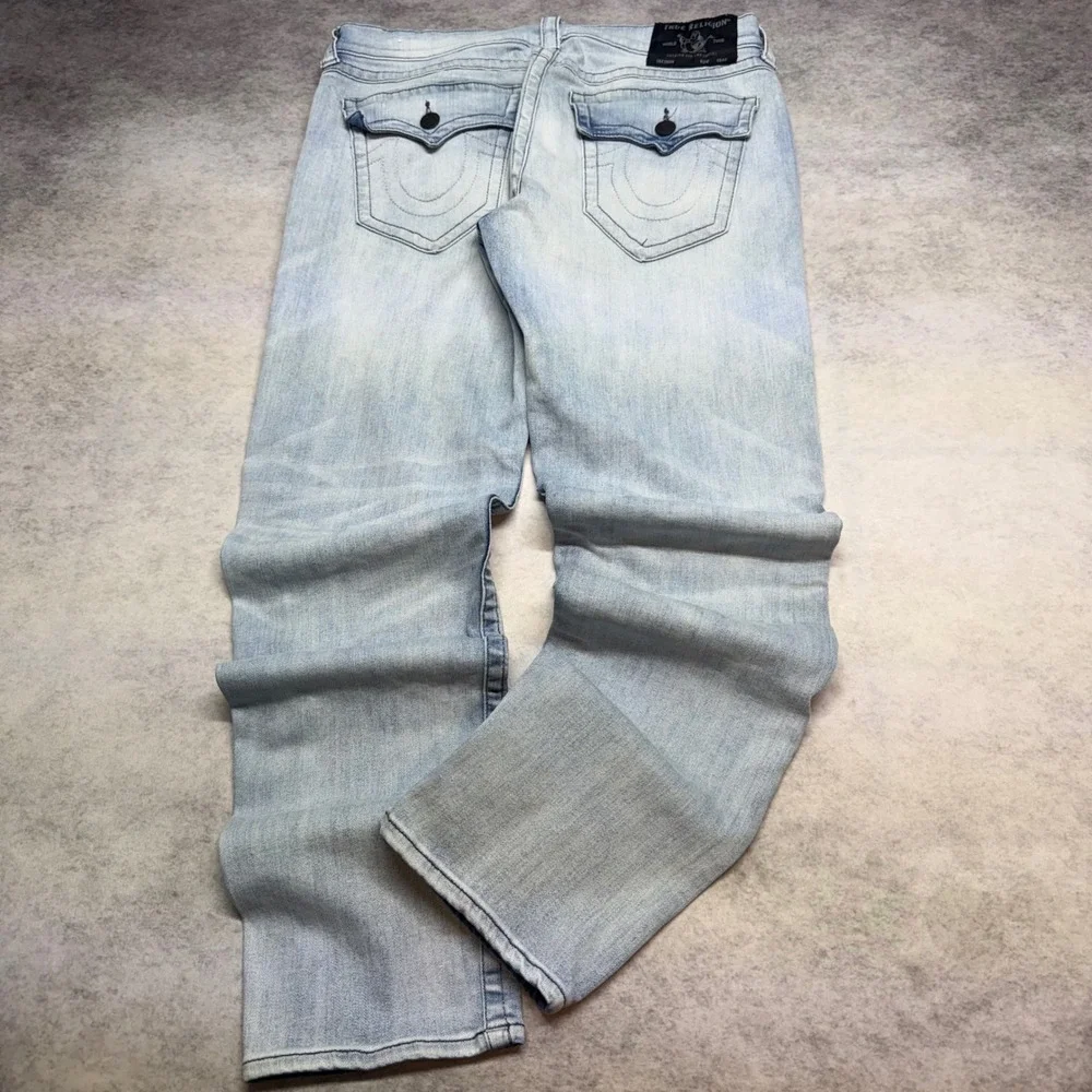 True Religion Geno Relaxed Slim Mens 34x33 Light Wash Flap Pocket Denim Jeans